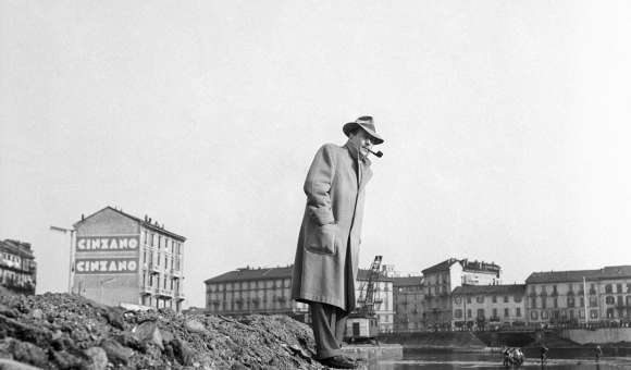 Georges Simenon osserva la Darsena. Milano, 1957  © Mondadori Portfolio/Mario Carrieri