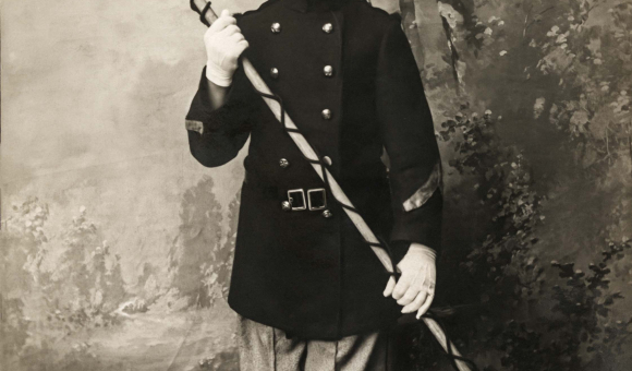 Georges Simenon vestito da tamburino per uno spettacolo della scuola elementare Saint-André. Liegi, 1914 ca. / Coll. John Simenon. © Simenon.™