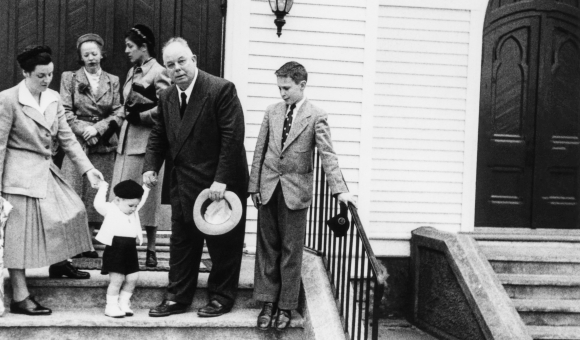Denyse Simenon, John Simenon, Jean Renoir e Marc Simenon. Grande amico di Simenon, Renoir fu il padrino di John. Lakeville (Connecticut), 1950 ca. © Simenon.™ / Collection John Simenon